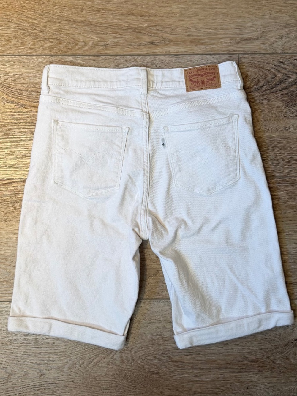 Levi's Classic Bermuda Denim Shorts | Size 26 | White/Off-White | Sewn-in Cuff - Picture 2 of 10
